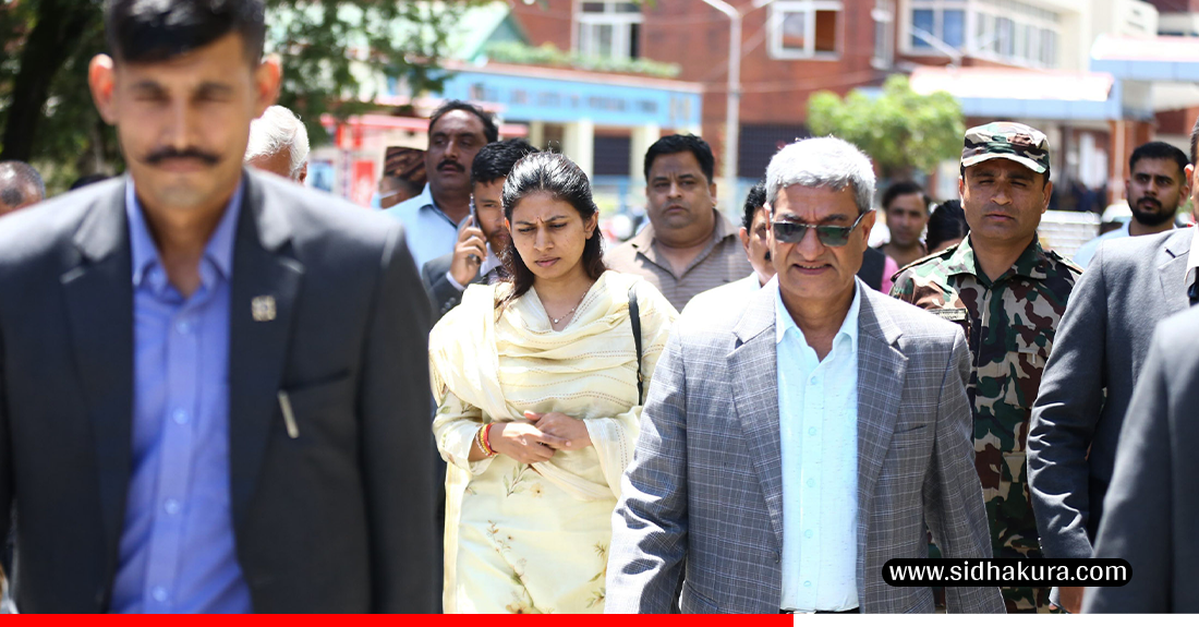 बस दुर्घटनाका घाइतेकाे अवस्था बुझ्न भारतीय राज्यमन्त्री र नेपालका गृहमन्त्री टिचिङ अस्पतालमा (तस्विर)