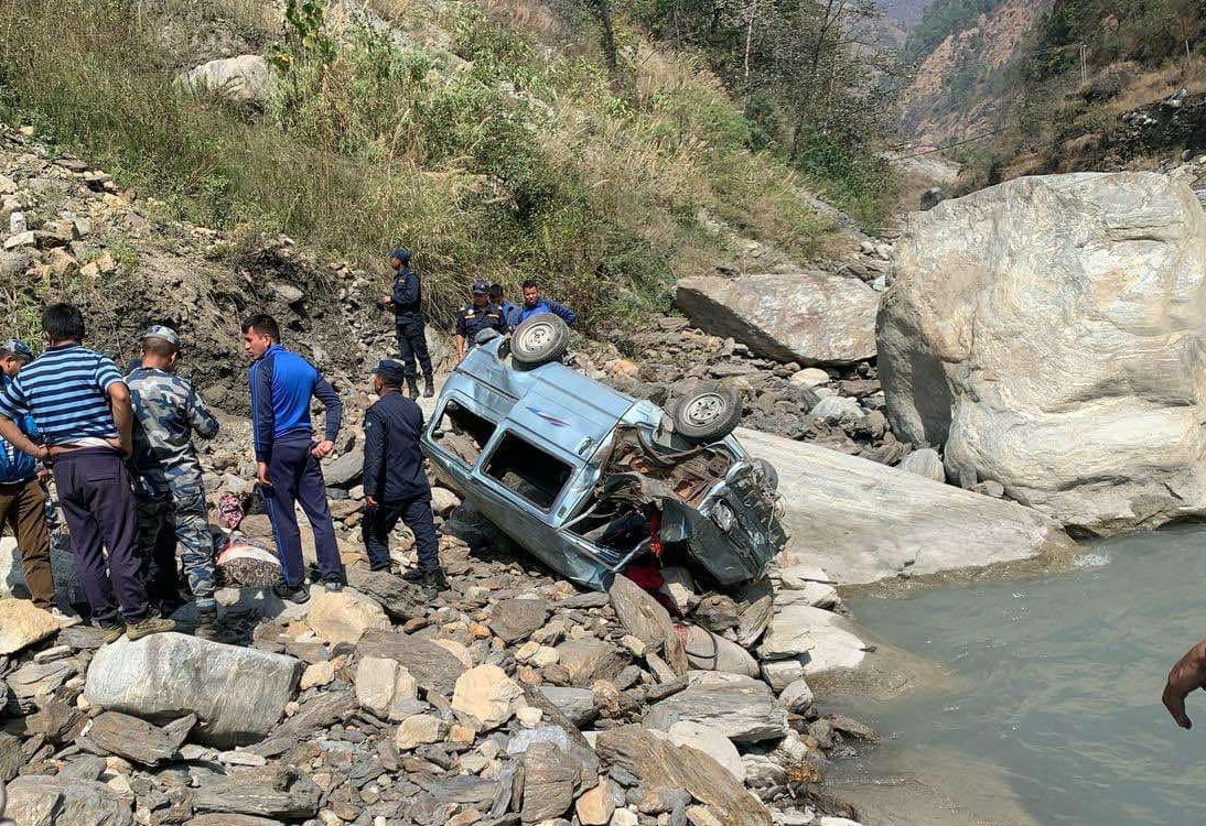 ‘इको भ्यान’ दुर्घटना हुँदा एक जनाको मृत्यु, तीन जना घाइते