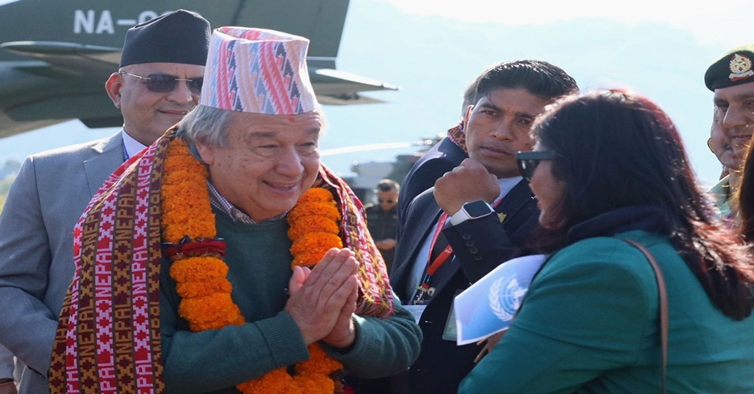 गुटेरेस माला र टोपीमा सजिँदा...