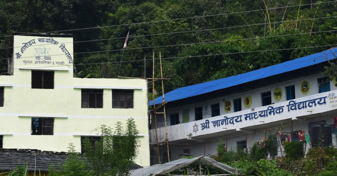 एक सय ९५ शिक्षक र विद्यार्थीलाई पोशाक प्रदान