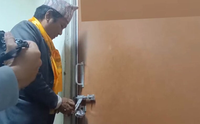 बीपी कोइराला स्वास्थ्य विज्ञान प्रतिष्ठानका उपकुलपतिको कार्यकक्षमा हर्क साम्पाङको तालाबन्दी