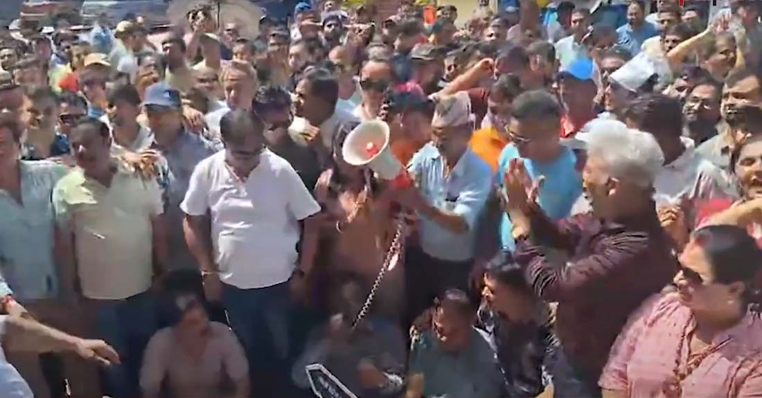 हेटौंडामा कर वृद्धिको विरोधमा व्यवसाय बन्द गरी उपमहानगरलाई बुझाए व्यवसायीले चाबी