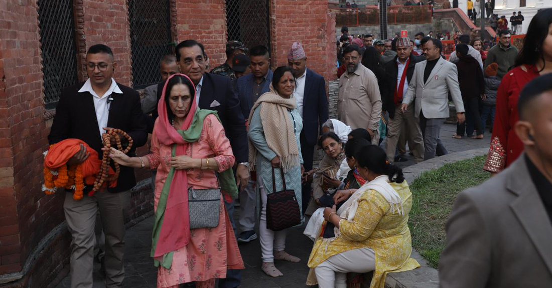 नेपाल आएका ६ जना भारतीय सेनाका पूर्वस्थल सेनाध्यक्षले गरे पशुपतिनाथको दर्शन