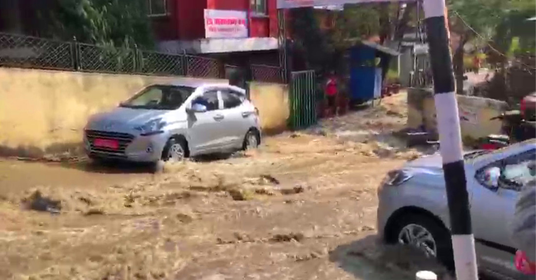 बबरमहलकाे मुख्य सडकमा मेलम्ची खानेपानीको पाइप विस्फोट