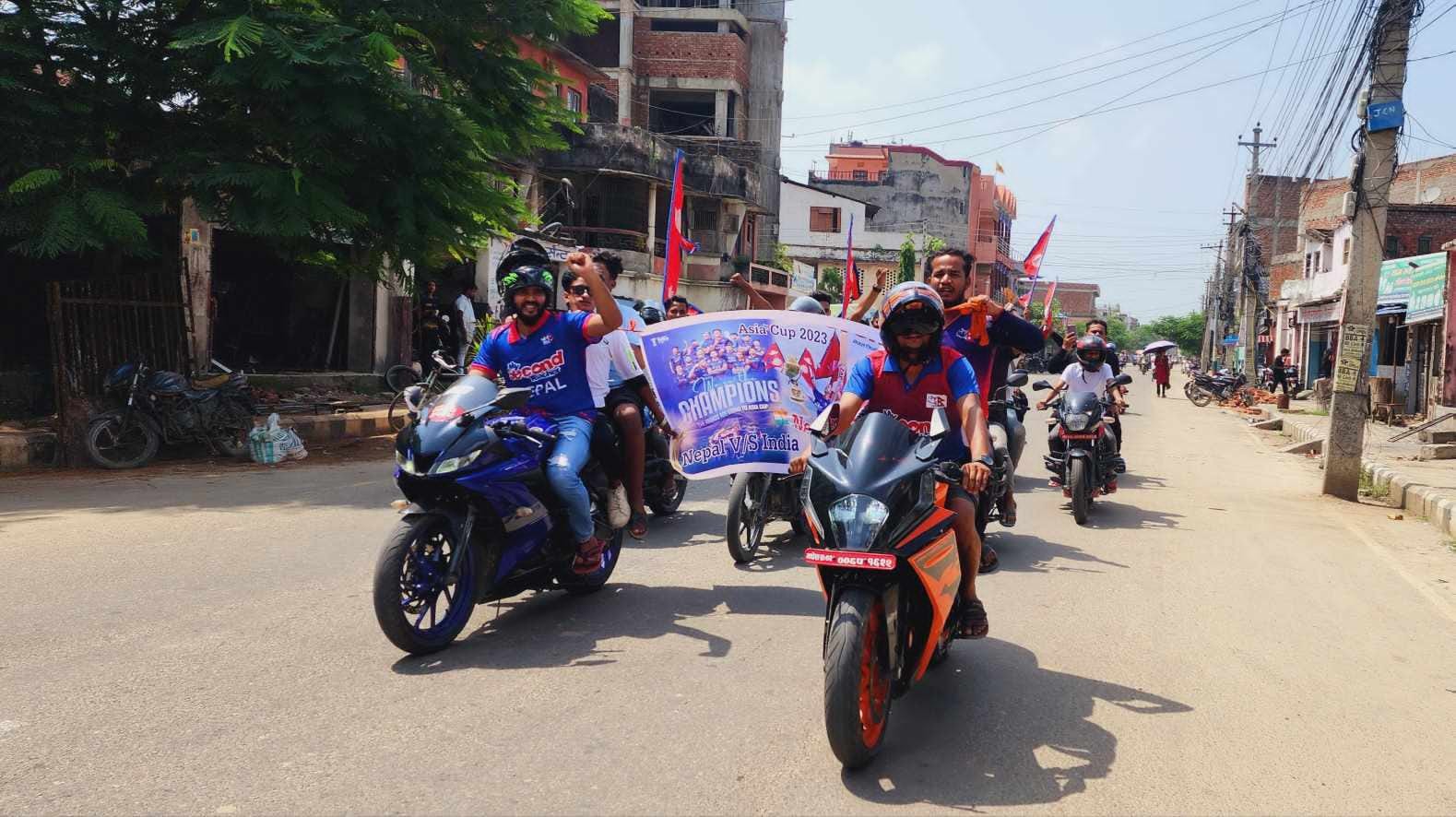 नेपाल र पाकिस्तानको म्याच हेर्न जनकपुरमा विद्यालयलाई विदा, टिमको समर्थनमा युवाहरुको र्याली