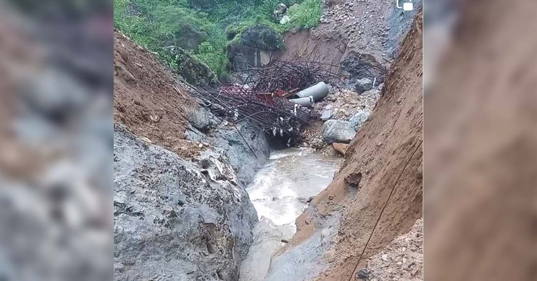 कालीगण्डकी करिडोरको पर्वतखण्डमा निर्माणाधीन मोटरेबल पुल बाढीले बगायाे