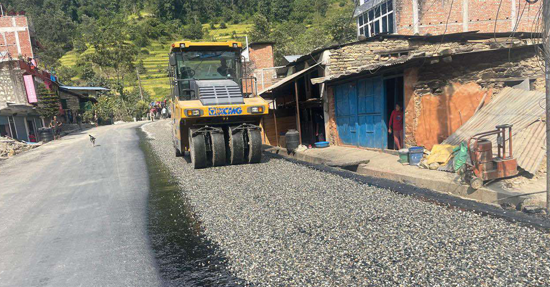 मध्यपहाडी लोकमार्गको बागलुङ खण्ड धमाधम कालोपत्र हुँदै