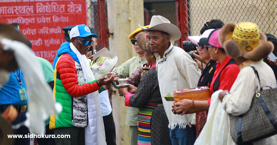 कीर्तिमानी हिमाल आरोही कामीरिता शेर्पालाई काठमाडौंमा भव्य स्वागत (फाेटाे फिचर)