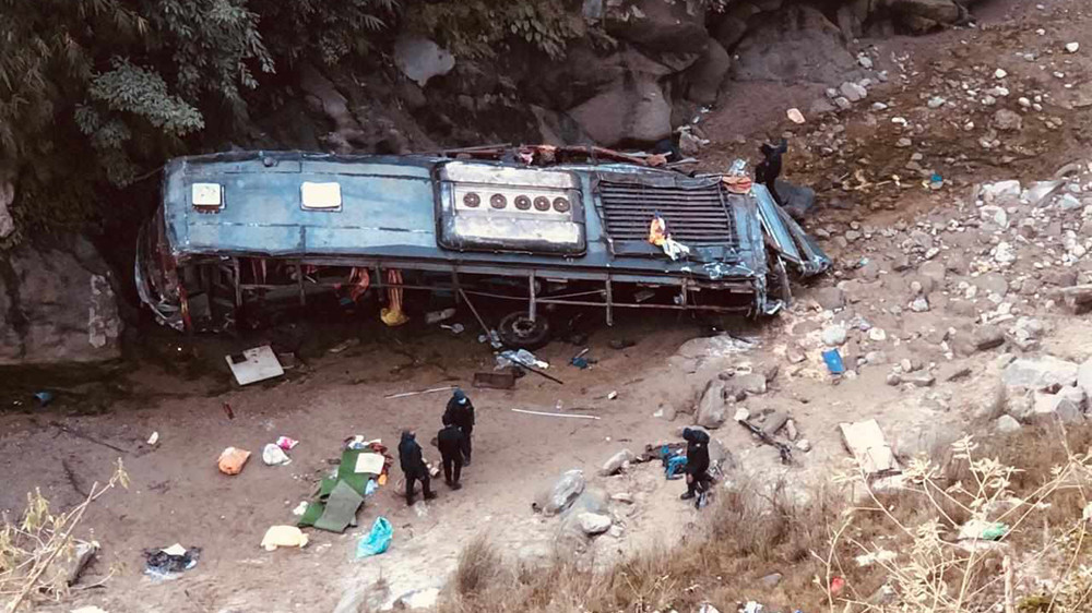 कपिलवस्तु दुर्घटनाका घाइते भन्छन् :  पहाडमा ठोक्किएको बस उछिट्टिएर खोलामा खस्यो