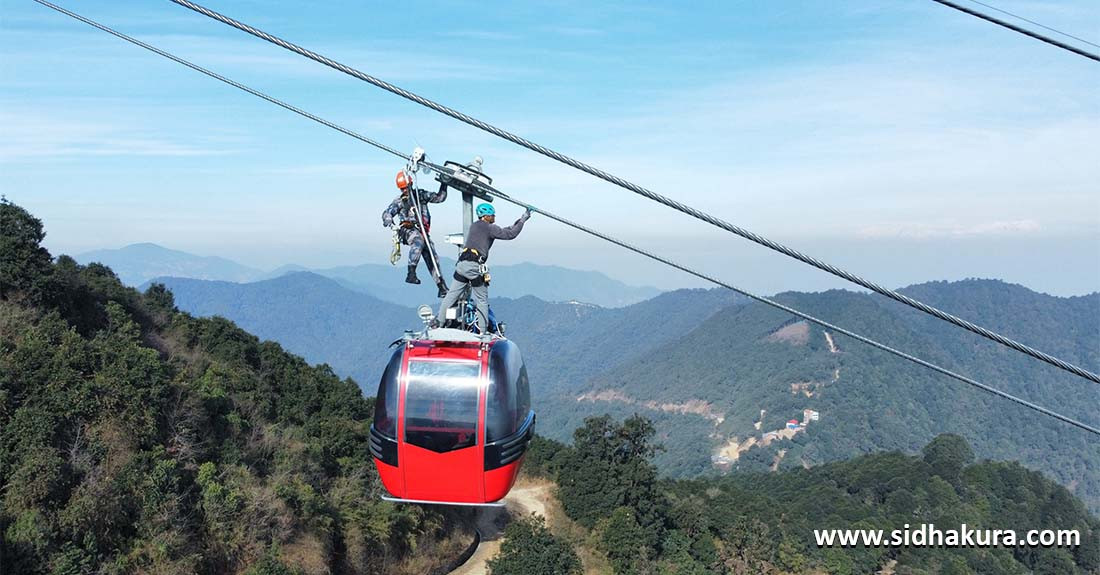 केबलकारमा समस्या आए यसरी हुन्छ यात्रुहरुको आकस्मिक उद्धार (तस्विरहरु)