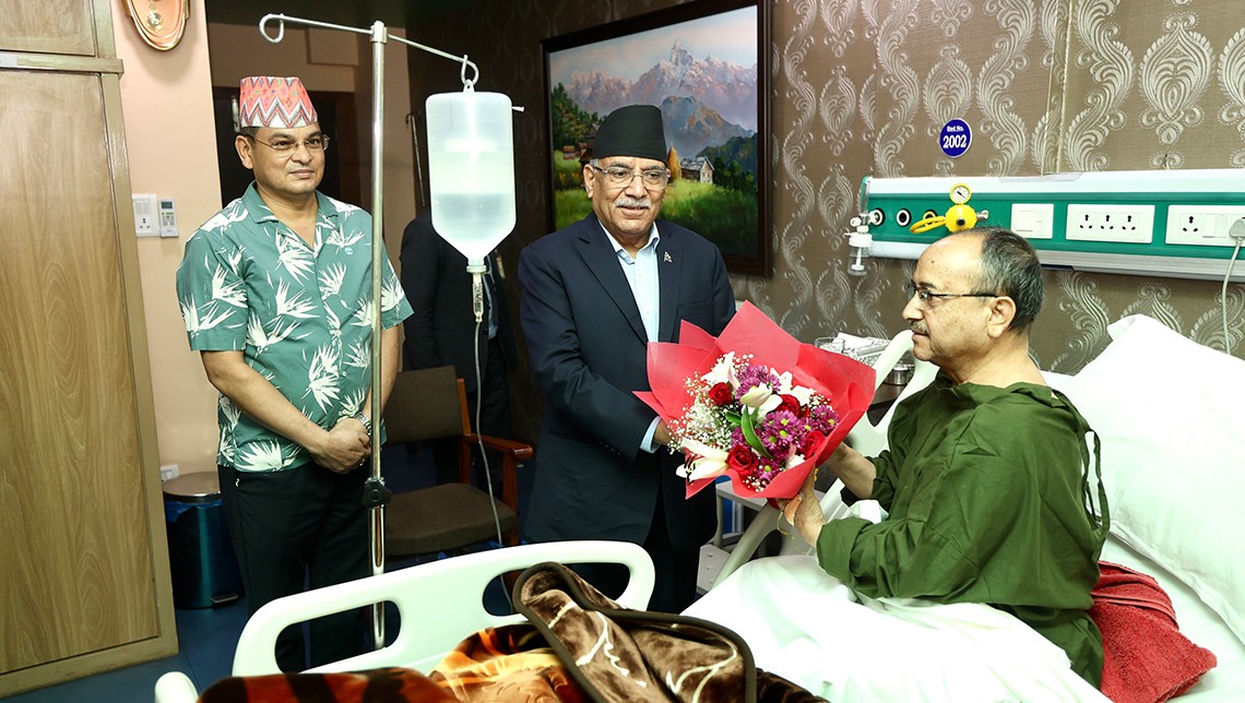 उपप्रधानमन्त्री खड्काको प्रोष्टेटको शल्यक्रिया, प्रधानमन्त्रीले लिए स्वास्थ्य अवस्थाबारे जानकारी