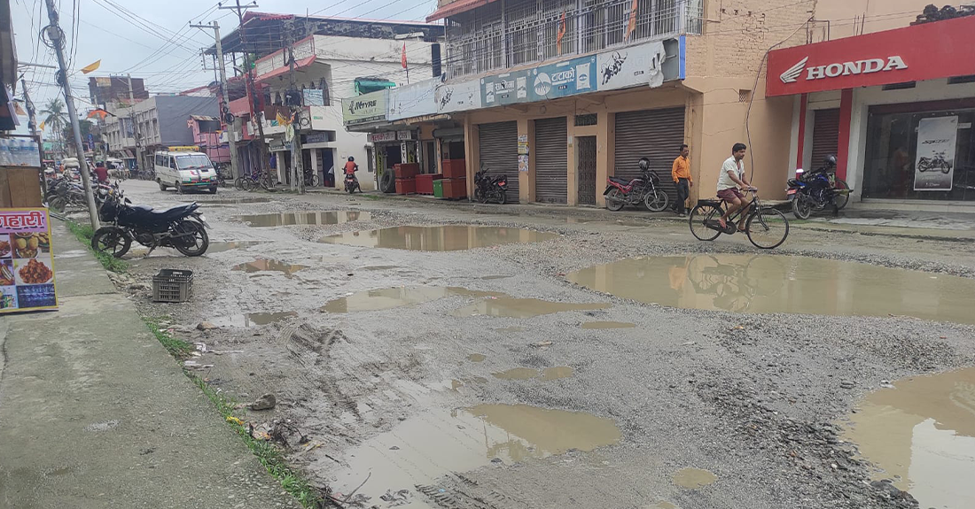राजविराजको मुख्य सडकमै खाल्डाखुल्डी, दुर्घटनाको जोखिम