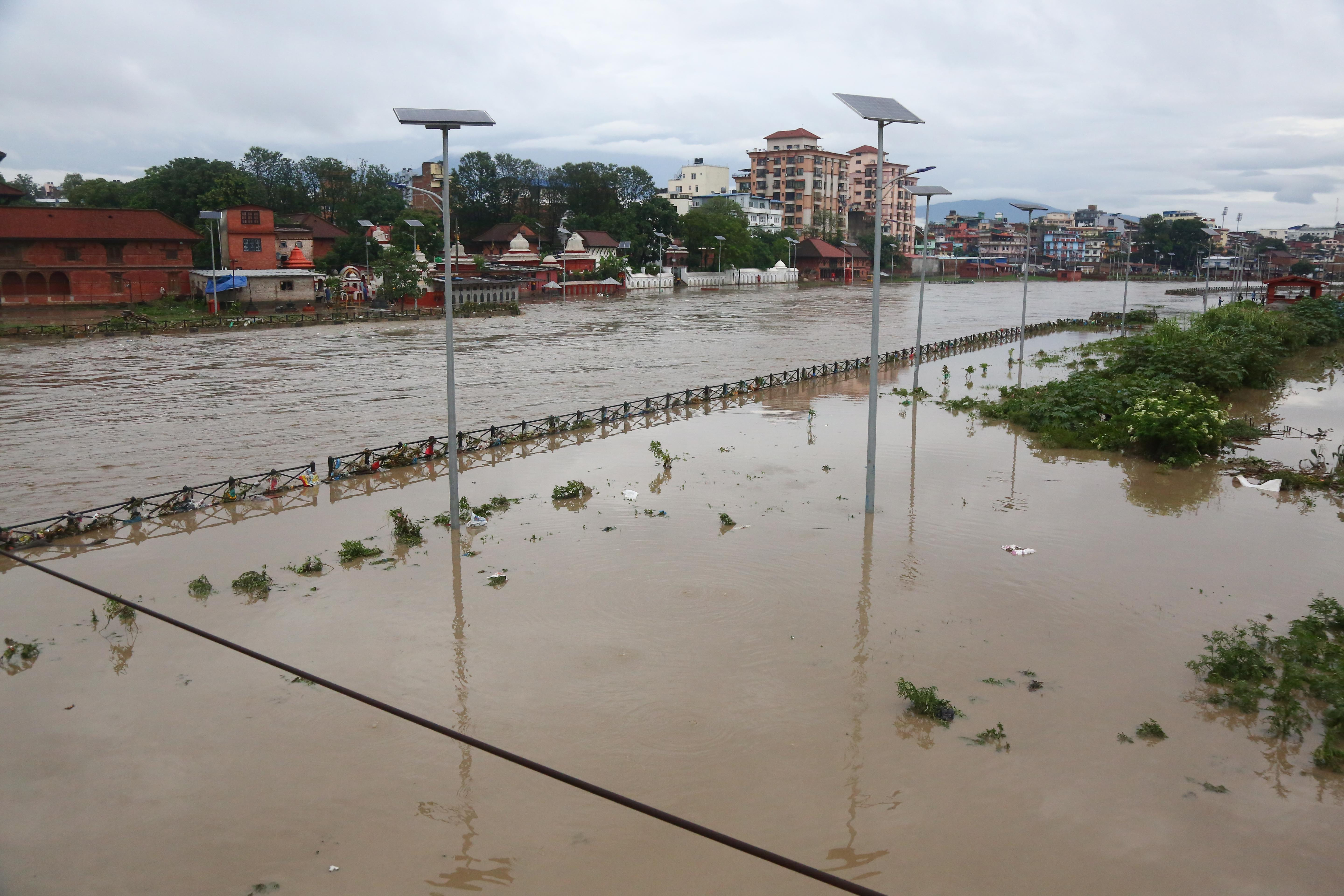 काठमाडौँमा पहिराेमा पुरिएर एकको मृत्यु, सुकुम्वासी बस्ती डुबानमा
