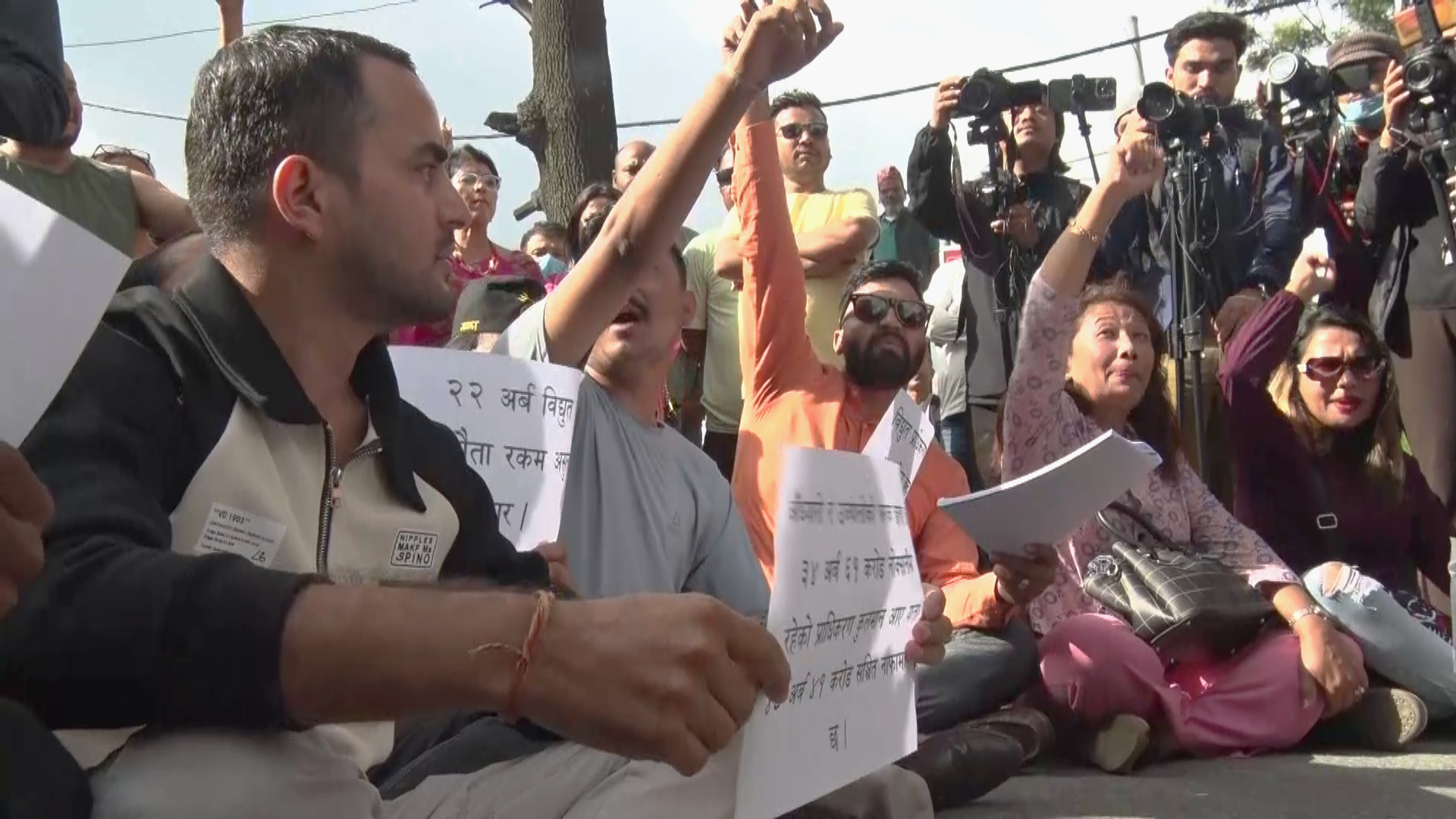 कुलमान समर्थककाे निरन्तर प्रदर्शन