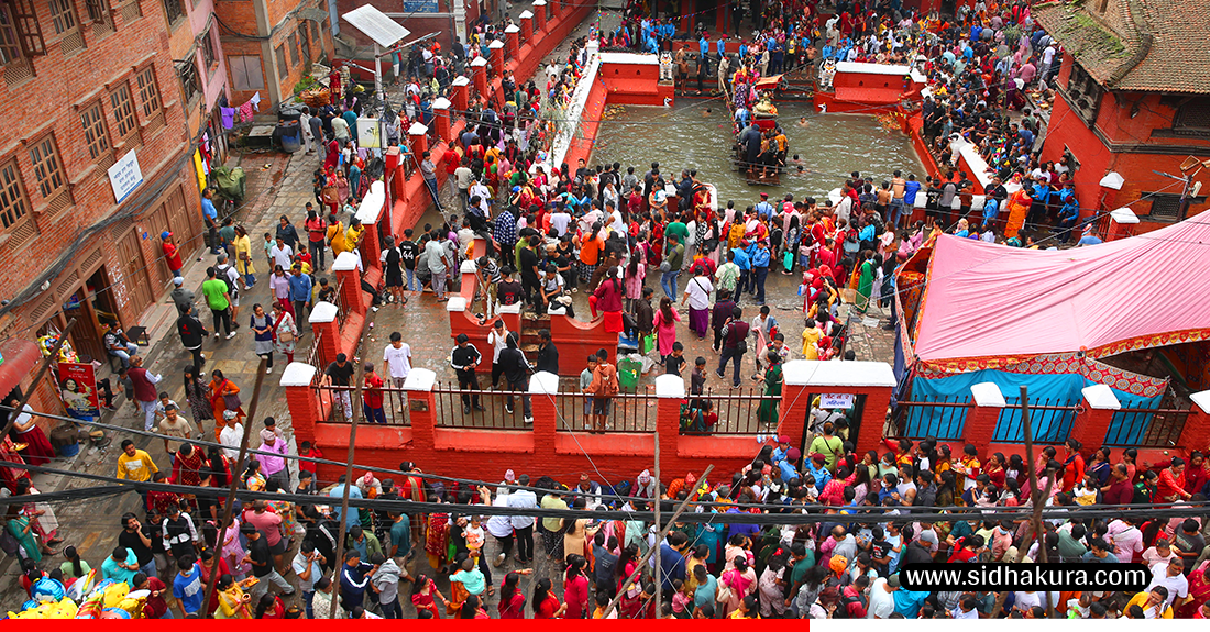 कुम्भेश्वरमा मेलामा दर्शनार्थीकाे घुइँचाे (तस्विर)