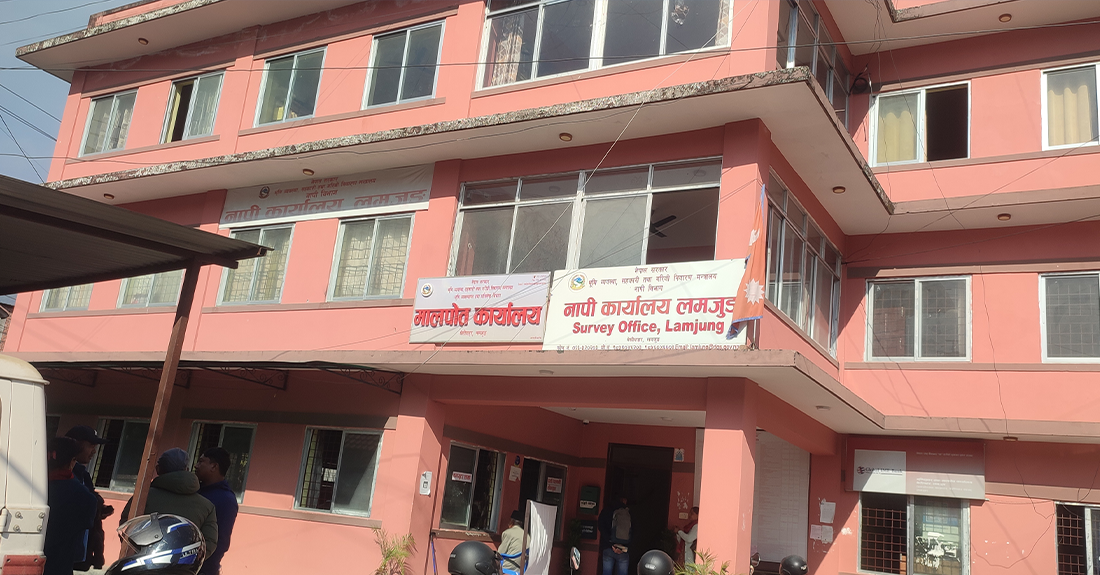 कार्यालय प्रमुख नहुँदा न काम भयो न कर्मचारीले तलब पाए
