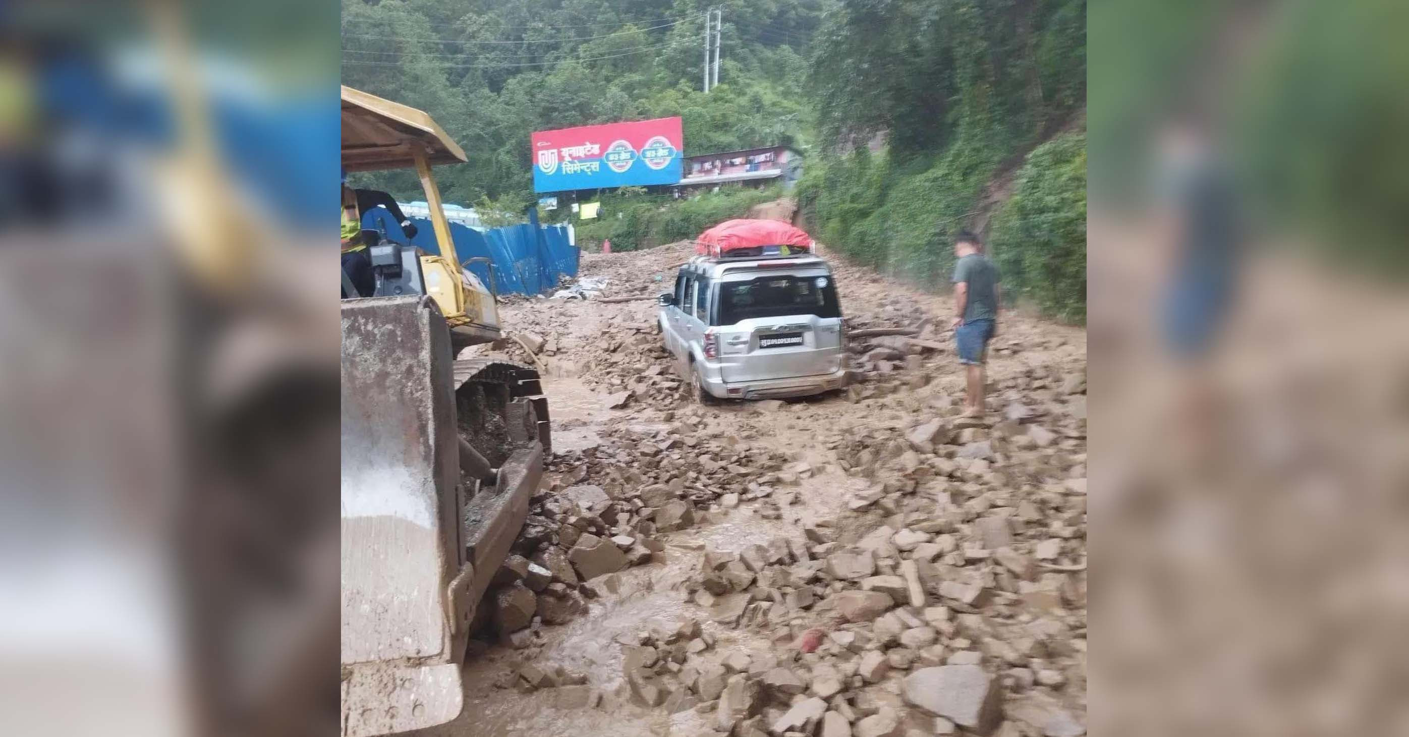 सुरुङमार्ग नजिकै झरेको लेदो सहितकाे पहिराेले नौबिसे-नागढुङ्गा सडक दुईतर्फि अवरुद्ध