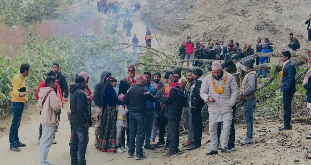 २५ वर्षसम्म पनि सडक कालोपत्रे नभएपछि लोकमार्ग अवरुद्ध पारेर गाउँपालिका नै आन्दोलनमा