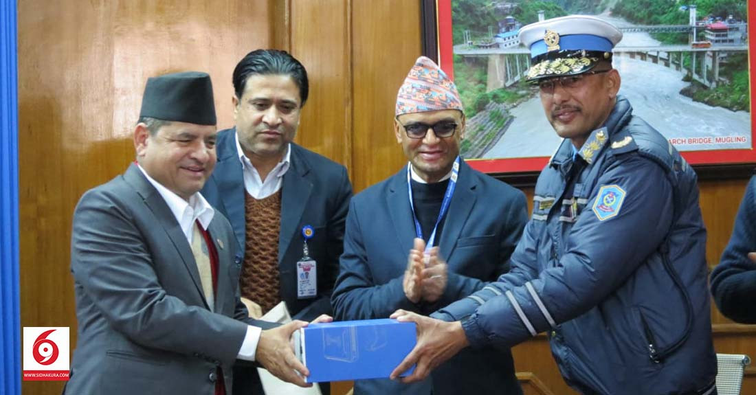 यातायात मन्त्री ज्वालाद्वारा नेपाल प्रहरीलाई इम्बोस्ड नम्बर प्लेट रिड गर्ने मेसिन हस्तान्तरण
