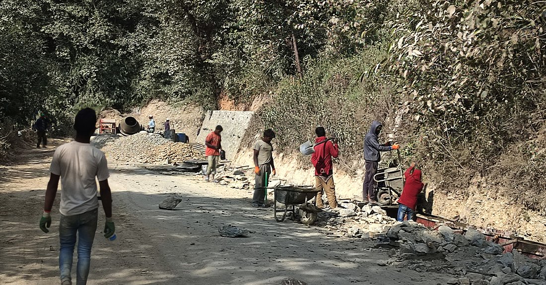 दसैँको रौनकले छोएन मजदुरलाई, भन्छन् -  पैसा छैन, घर गएर के गर्नु ?