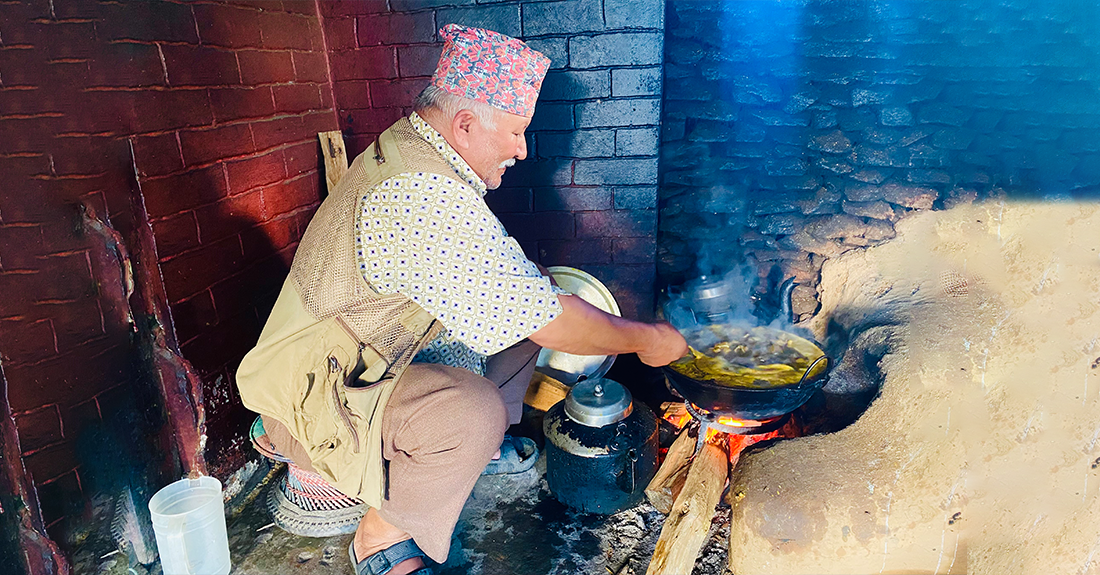 २० वर्षदेखि राजमार्गमा गाउँले स्वाद पस्किरहेका मनहरि