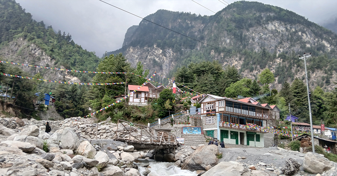 राष्ट्रिय प्रशारण लाइनले उज्यालो बन्दै मनाङ