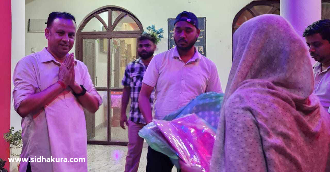 मटिहानीका आगलागी पीडितलाई रास्वाका मनिष झाले बाँडे एक महिनाको तलब बराबरको राहत सामाग्री