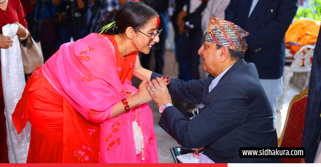 पूर्वराजा ज्ञानेन्द्रले सर्वसाधारणलाई टीका र जमरा लगाइदिए (तस्वीरहरू)