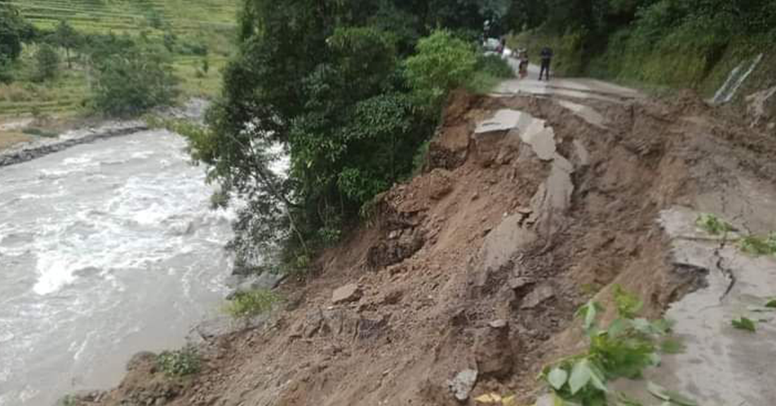 तामाकोशी नदी किनारमा सडक भासिएपछि मन्थली–काठमाडौँ जोड्ने वैकल्पिक सडक पनि अवरुद्ध
