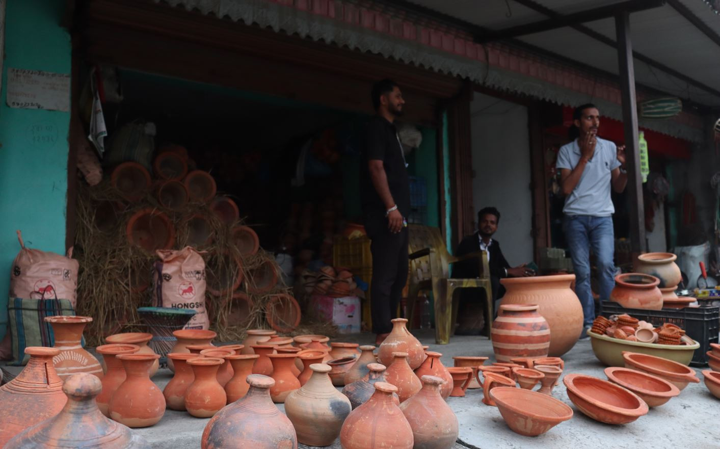 जसले माटोका भाँडा बेचेर मासिक ८० हजार कमाउँछन्