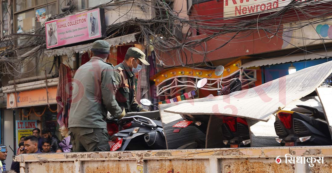 न्युरोडमा अटेरी गरी निषेधित क्षेत्रमा पार्क गरिएका मोटरसाइकल महानगर प्रहरीले उठायो (फाेटाे फिचर)