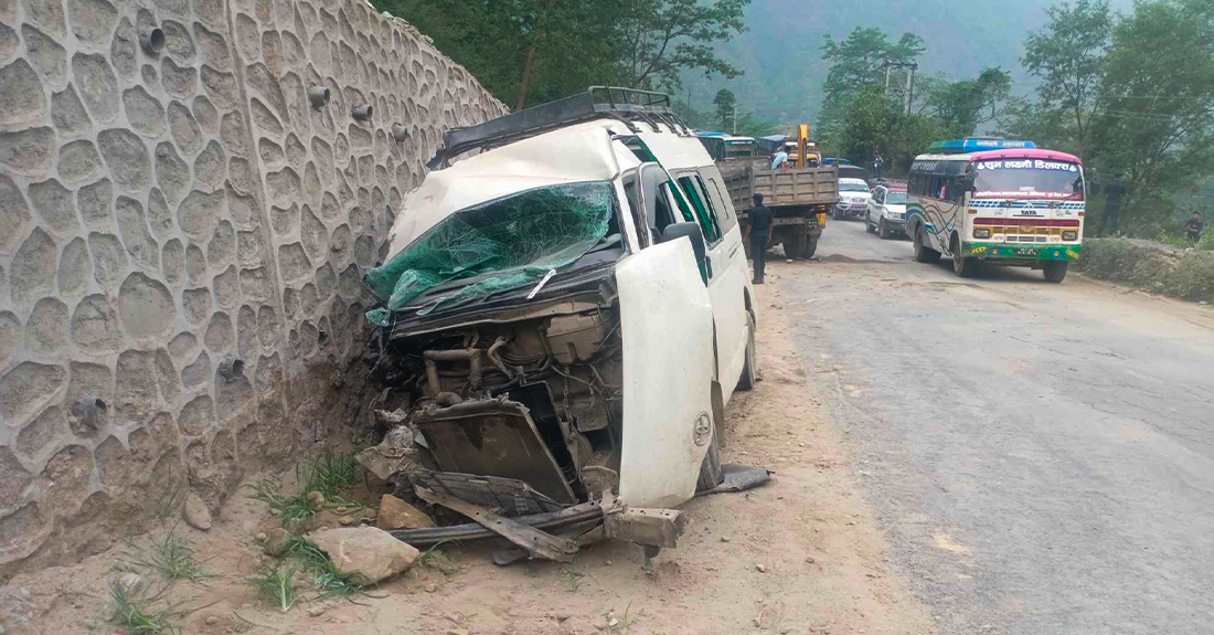 माइक्रोबस र टिपर ठोक्किँदा १३ जना घाइते, दुईको अवस्था गम्भीर
