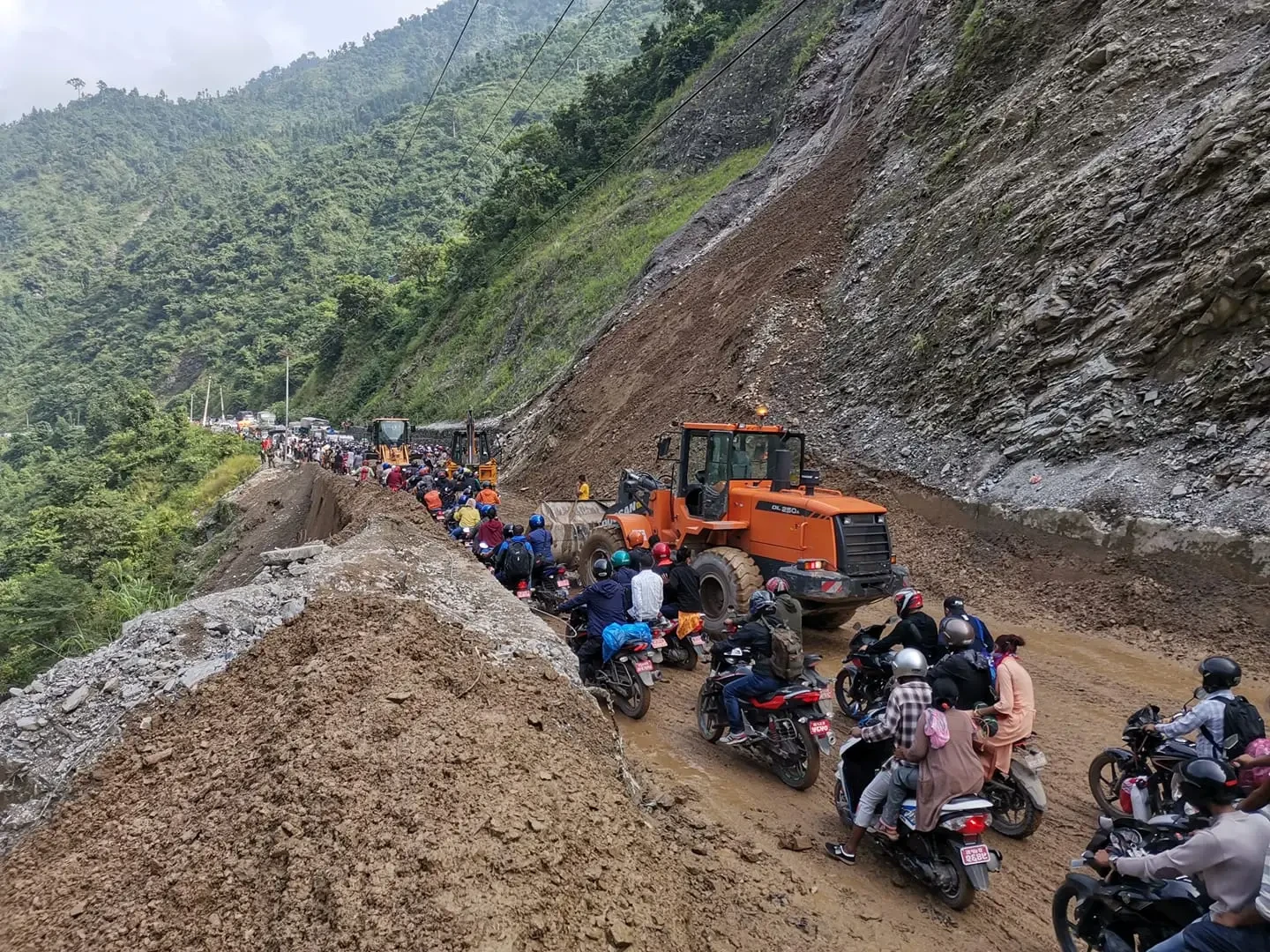 बाढीपहिरोका कारण ९ वटा राजमार्ग अवरुद्ध, ५ वटा एकतर्फी सञ्चालनमा
