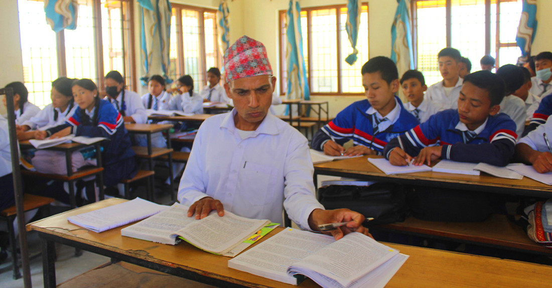 ५१ वर्षमा ९ कक्षामा भर्ना भएका नविन, एमबिबिएस पढेर एक्लो भएका वृद्धवृद्धाको सेवा गर्ने धोको