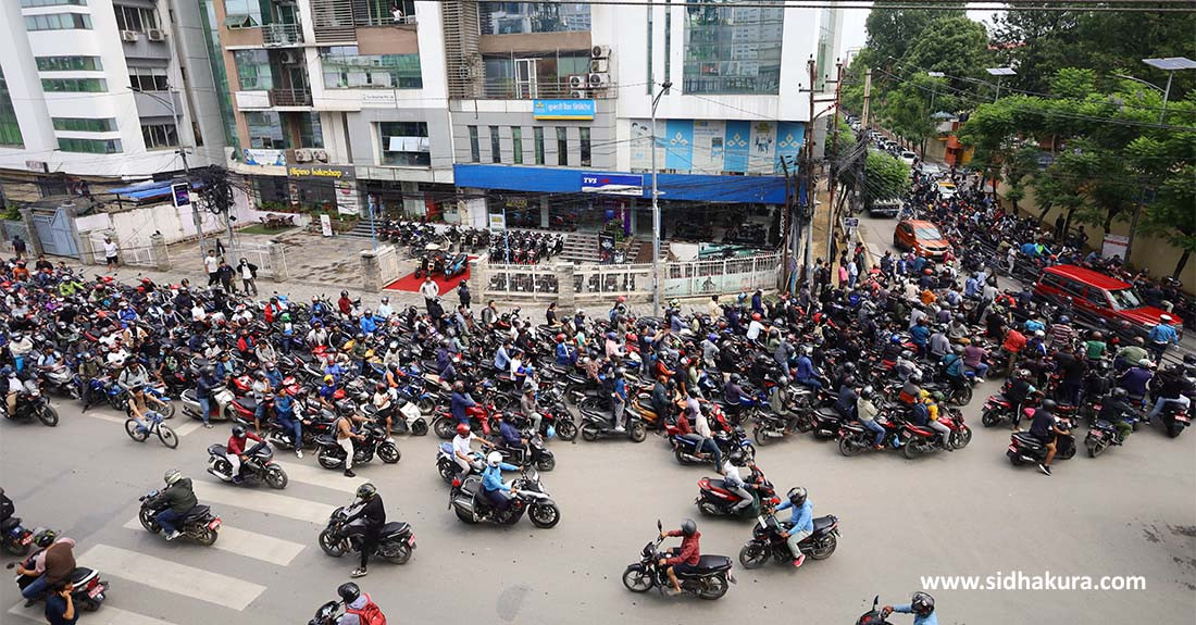 नक्सालस्थित नेपाल प्रहरीको पम्पमा इन्धन भर्ने सवारीको अत्यासलाग्दो लाइन (तस्विरहरु)
