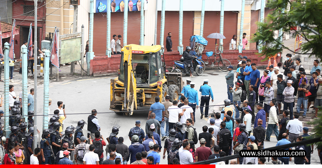 फुटपाथ विस्तारका लागि न्यूरोड लगिएको डोजर फिर्ता (तस्विरहरु)