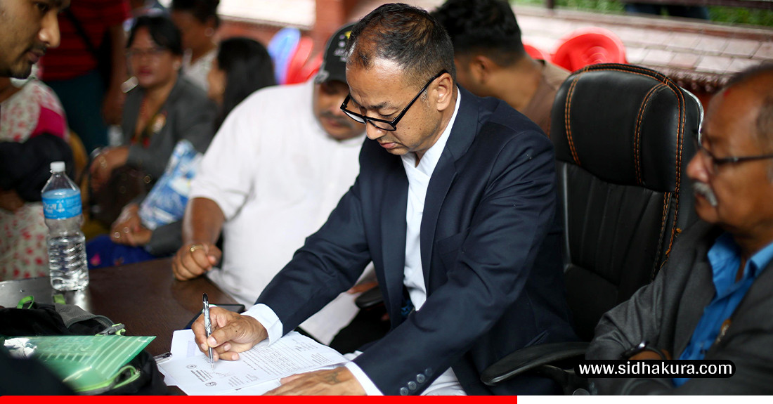 फुटपाथ विस्तारको निर्णय फिर्ता नभएसम्म वडाका सम्पूर्ण सेवा न्यूरोडको फुटपाथबाटै प्रदान गरिने (तस्विरहरु)