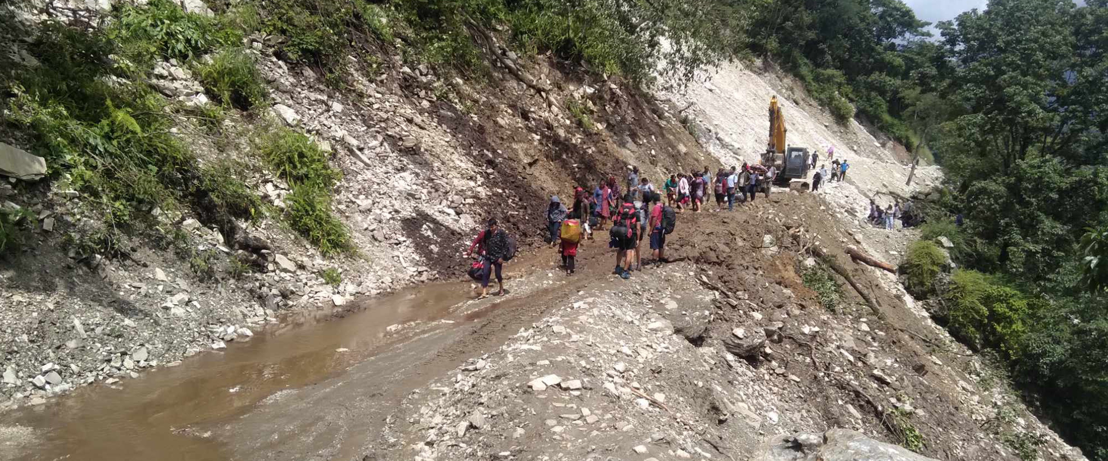 पहिरोले कान्तिलोकपथ अवरुद्ध