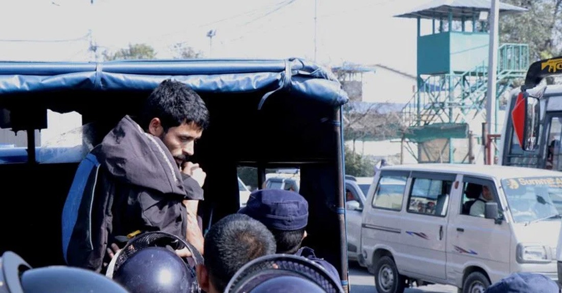 तिनकुनेमा जम्मा भएका दुर्गा प्रसाईं समर्थकलाई प्रहरीले पक्राउ गर्याे