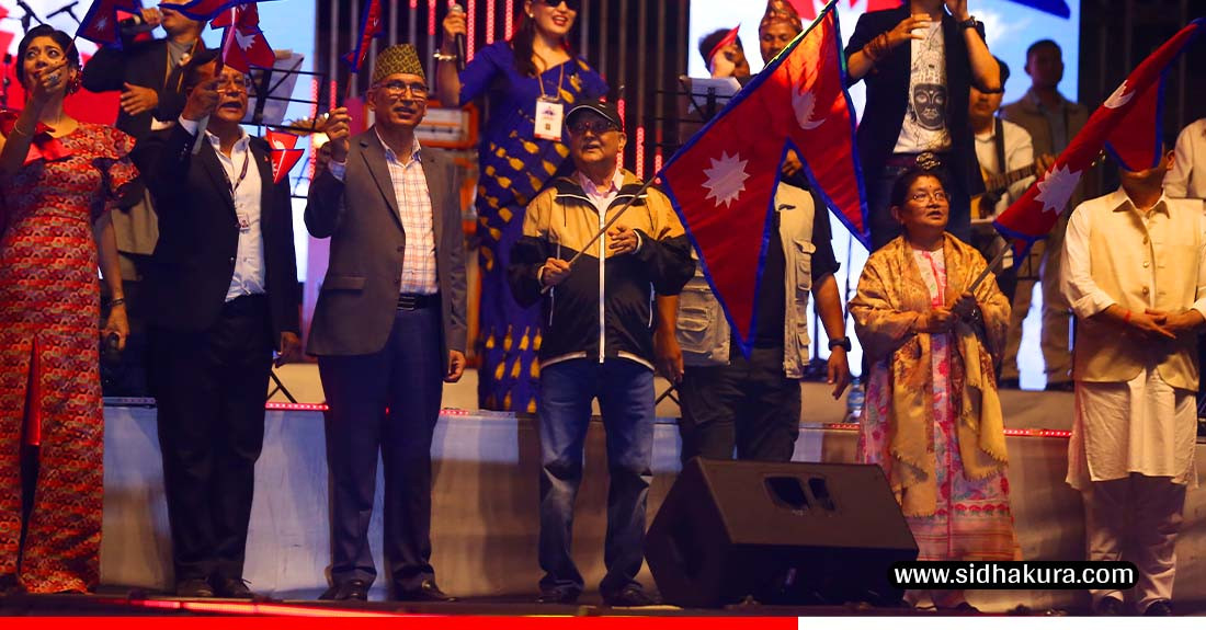 नेशनल डे कन्सर्टमा जिन्स पाइन्ट र ज्याकेट लगाएर पुगे प्रधानमन्त्री ओली (तस्विरहरु)