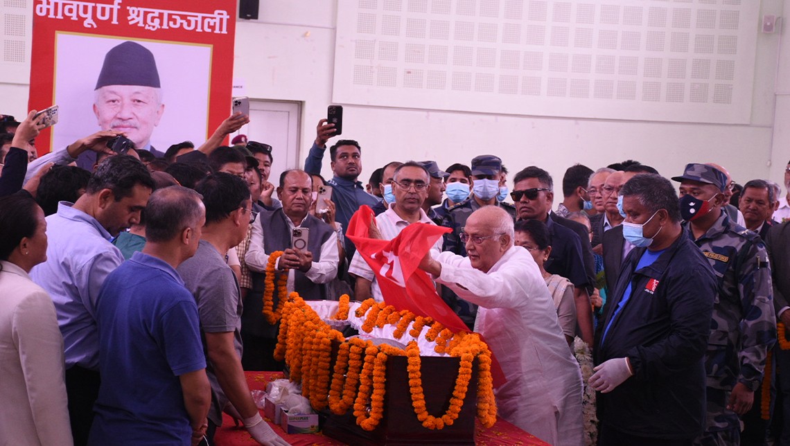 नेम्वाङको पार्थिव शरीर च्यासलस्थित पार्टी कार्यालयमा, ओलीले झण्डा ओढाएर दिए श्रद्धाञ्जली