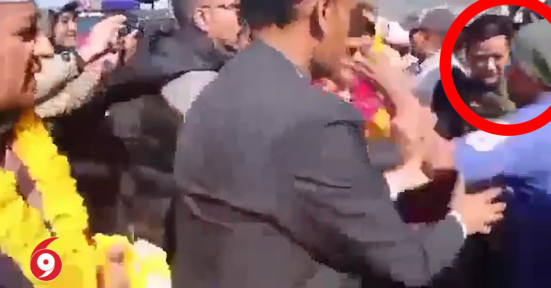 नेकपा एमालेका अध्यक्ष केपी शर्मा ओलीमाथि मुक्का प्रहार ! (भिडियाेसहित)
