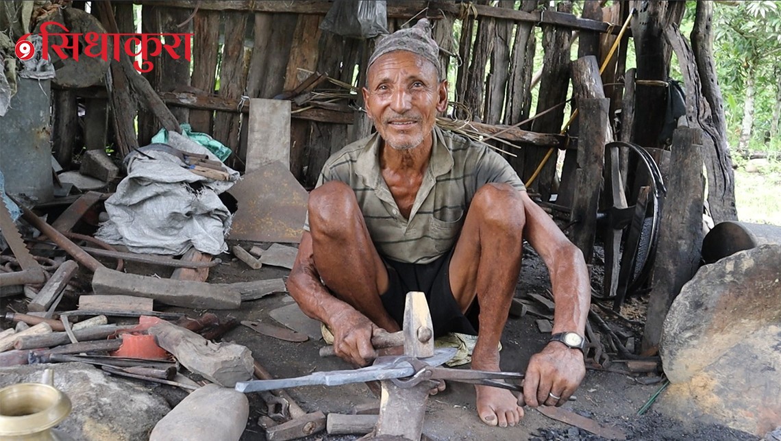 छ दशकदेखि आरनमा फलाम पिट्दै पदमलाल