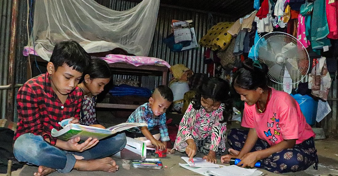 चार वर्षदेखि त्रिपालमुनी बास, ‘मरे घरमै मर्छौँ’ भन्दै चर्किएको घरमा फर्किए पहिरो पीडित