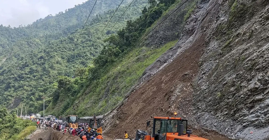 नारायणगढ–मुग्लिन सडकः पच्चीस ठाउँमा पहिरोको जोखिम