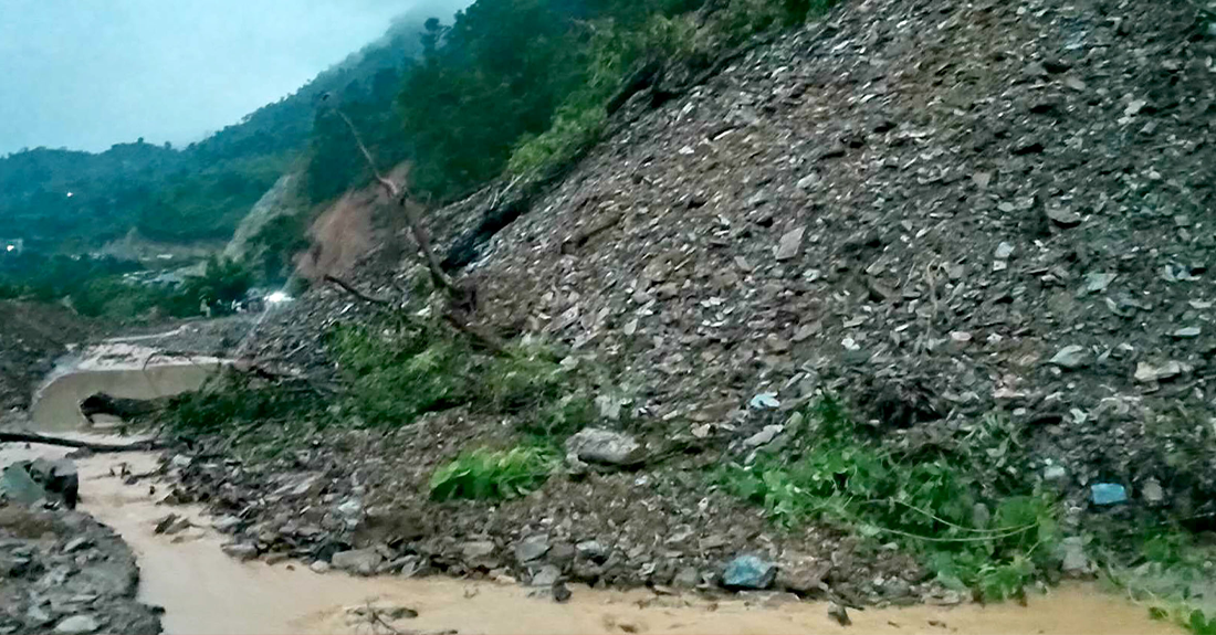 पहिरोले विभिन्न स्थानका सडक अवरुद्ध