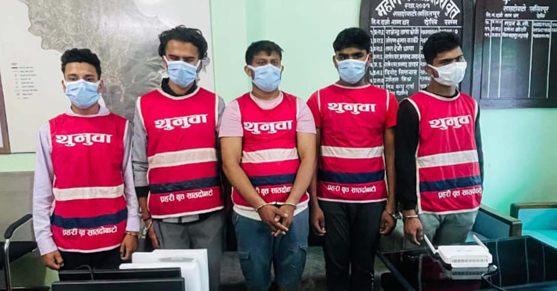 ललितपुरको निर्माणाधिन घरमा प्रहरीको छापाः सुन पलाग्ने मेसिन, सुन र नगदसहित ५ जना पक्राउ