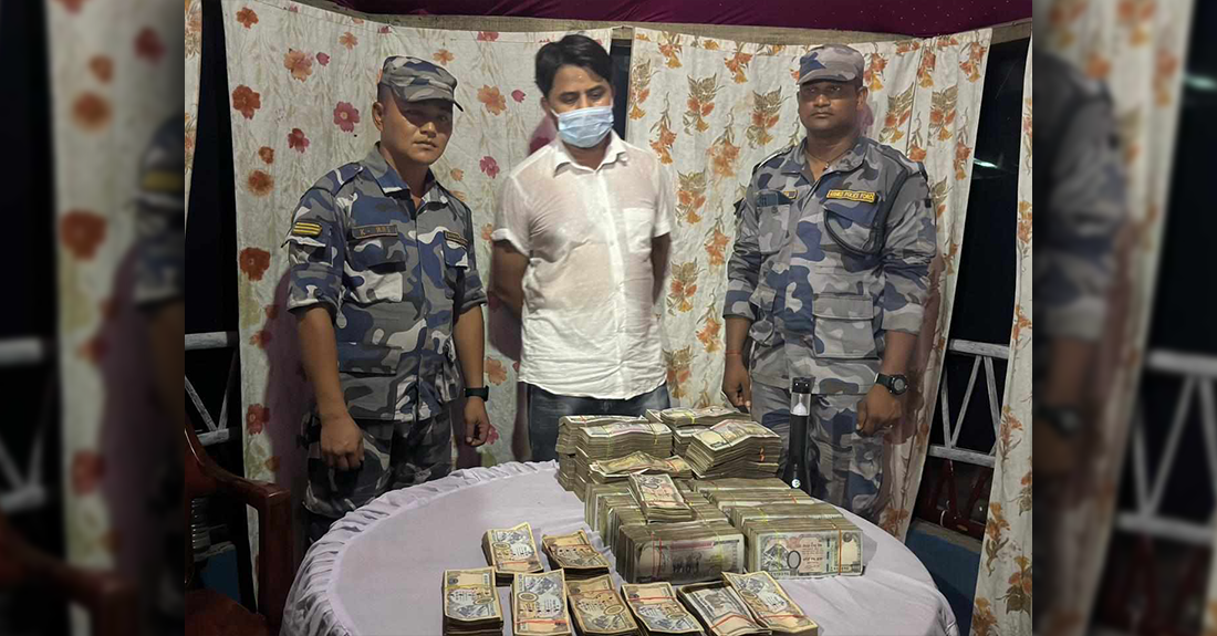 स्रोत नखुलेको एक करोड एक लाखसहित पक्राउ