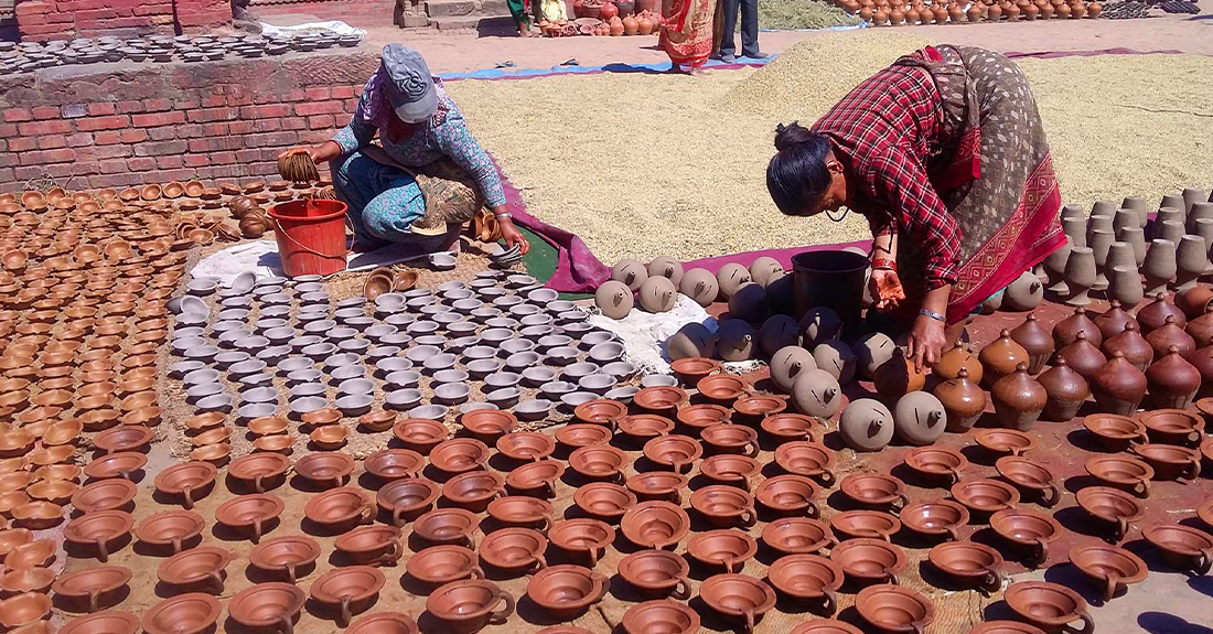 बिजुलीको झिलीमिलीले ओझेलमा माटोका पाला, कुम्भकार चिन्तित