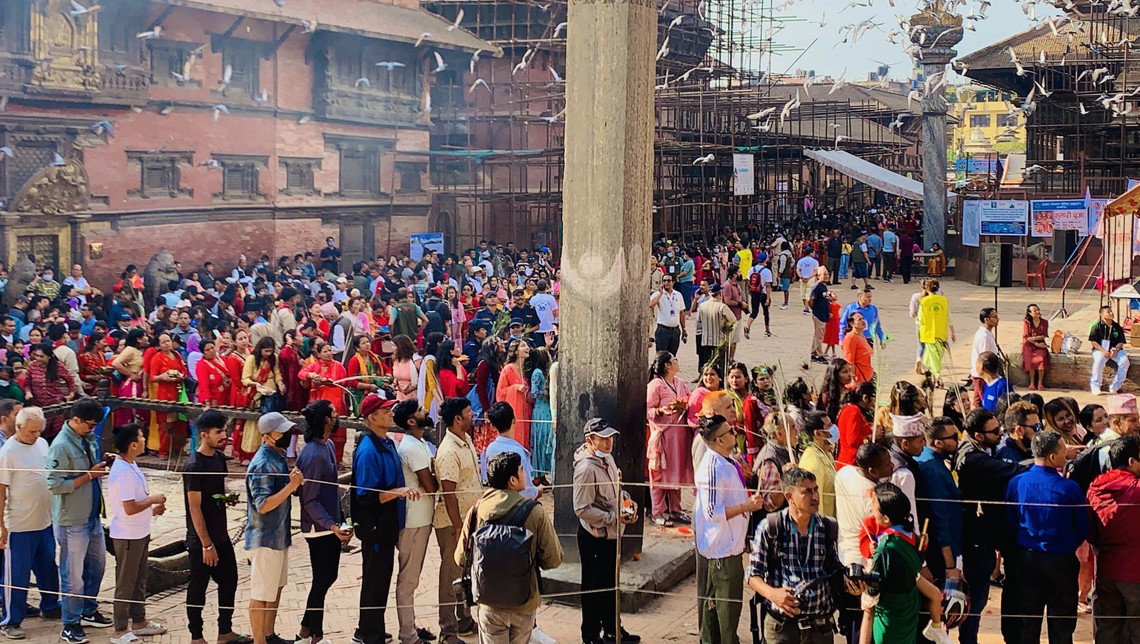 पाटनको कृष्ण मन्दिरमा भक्तजनको घुइँचो